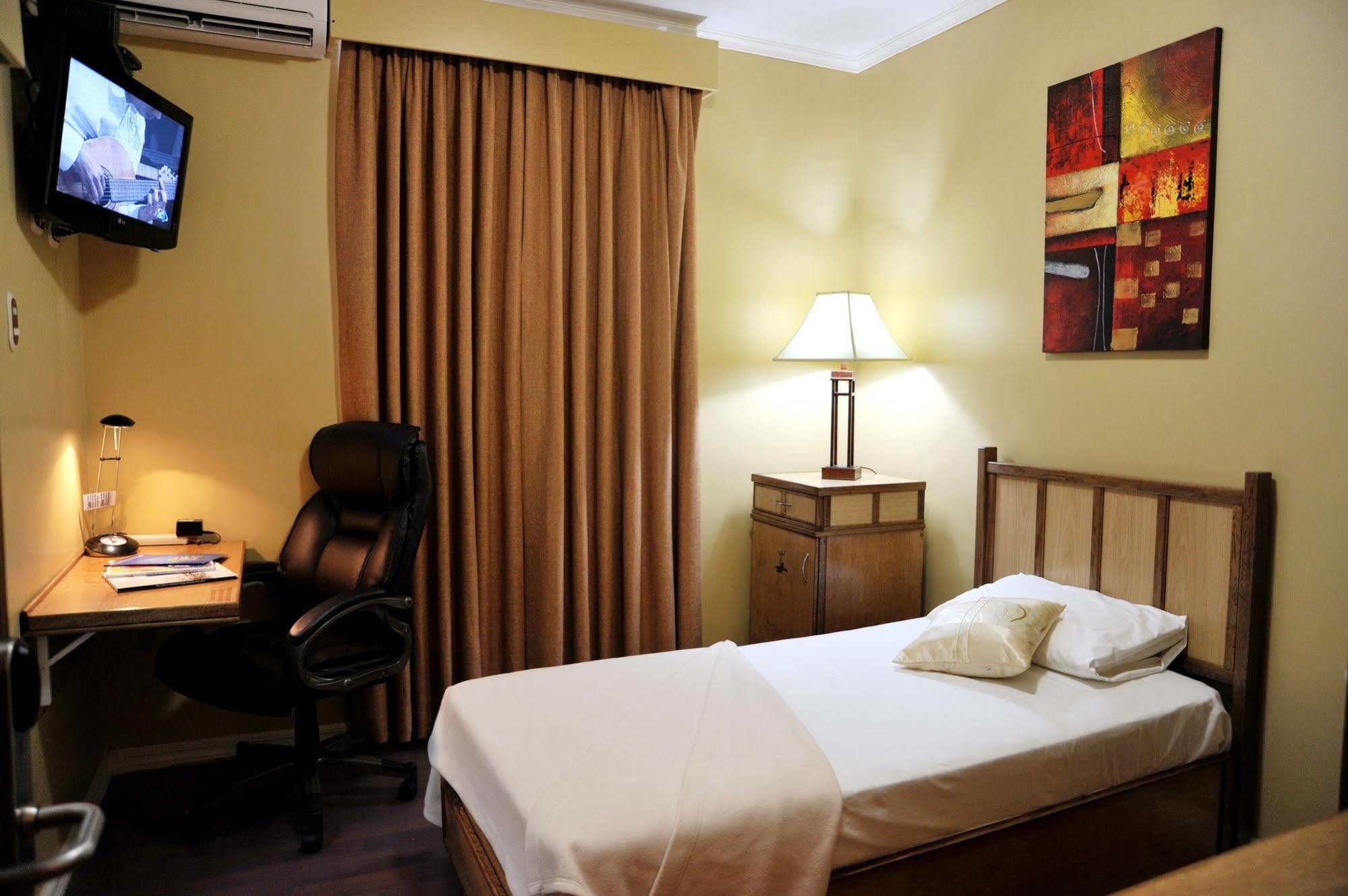 Culture Crossroads Inn Port of Spain Extérieur photo